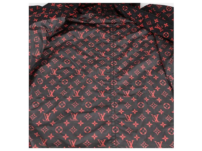 Louis Vuitton Giacca con cappuccio in nylon con monogramma rosso - vista 11