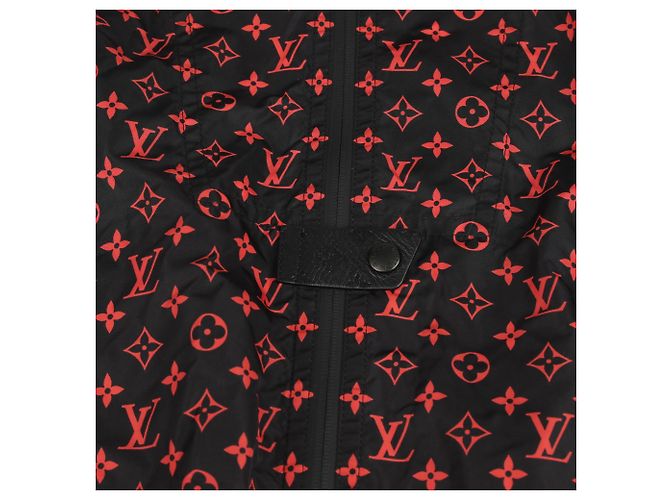 Louis Vuitton Giacca con cappuccio in nylon con monogramma rosso - vista 6