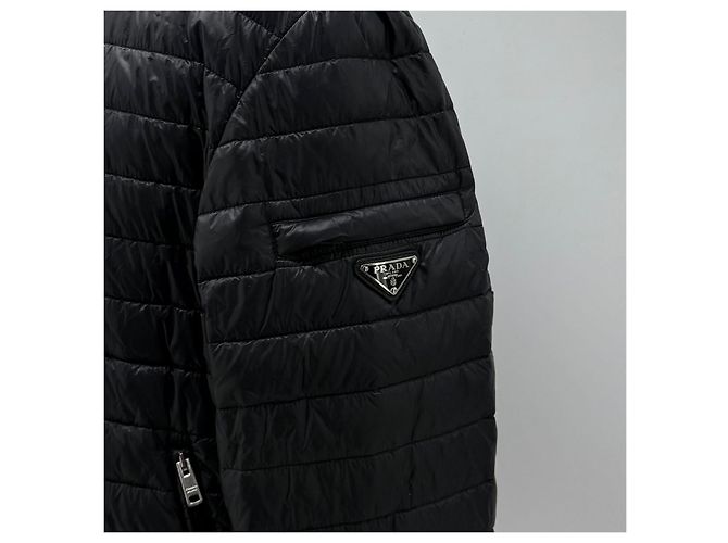 Prada Leichte gesteppte Herrenjacke mit Triangle-Logo Schwarz - Ansicht 8