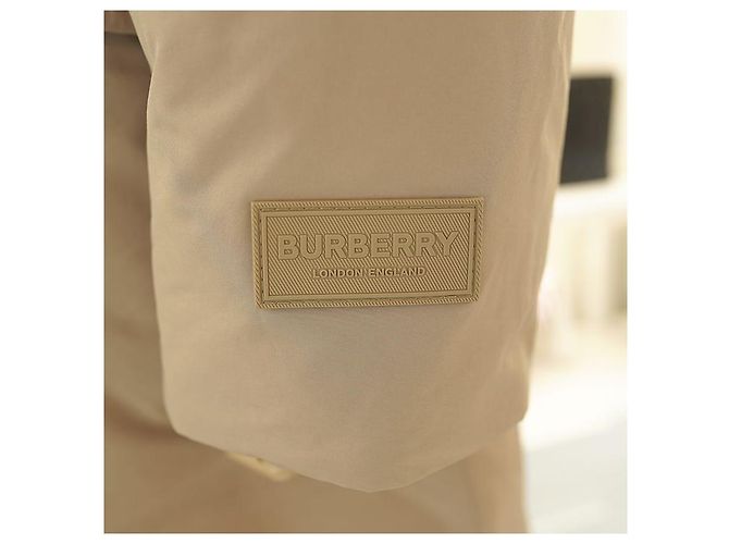 Burberry Casaco longo acolchoado com enchimento de penas e capuz removível Bege Marrom - vista 6