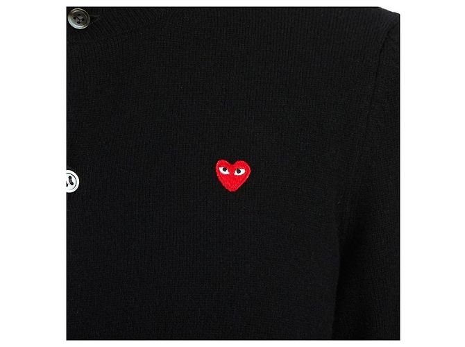 Comme Des Garcons AZ Wollstrickjacke für Damen mit Mini-Herz-Aufnäher in Rot Schwarz - Ansicht 11
