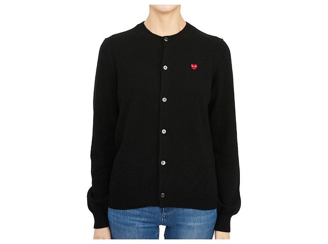 Comme Des Garcons AZ Wollstrickjacke für Damen mit Mini-Herz-Aufnäher in Rot Schwarz - Ansicht 2