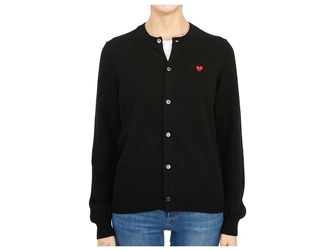 Comme Des Garcons AZ Wollstrickjacke für Damen mit Mini-Herz-Aufnäher in Rot Schwarz - Ansicht 3