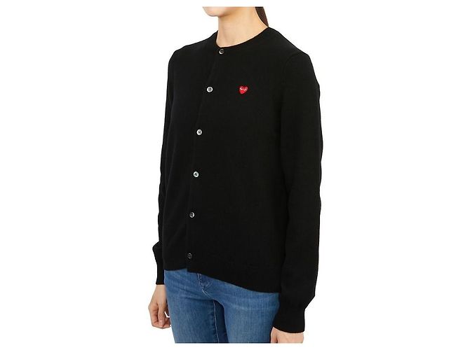Comme Des Garcons AZ Wollstrickjacke für Damen mit Mini-Herz-Aufnäher in Rot Schwarz - Ansicht 4