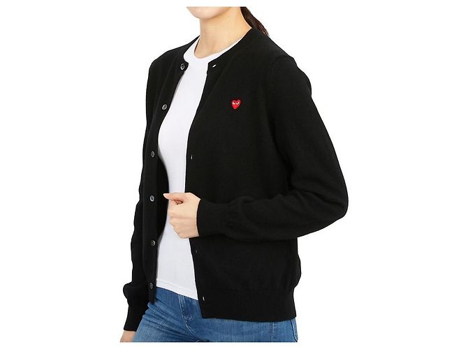 Comme Des Garcons AZ Wollstrickjacke für Damen mit Mini-Herz-Aufnäher in Rot Schwarz - Ansicht 7