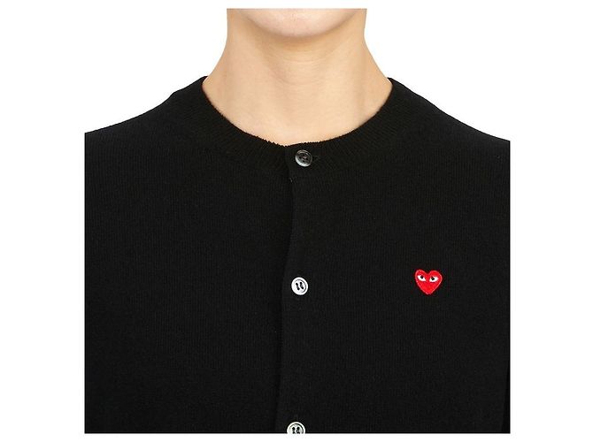 Comme Des Garcons AZ Wollstrickjacke für Damen mit Mini-Herz-Aufnäher in Rot Schwarz - Ansicht 8