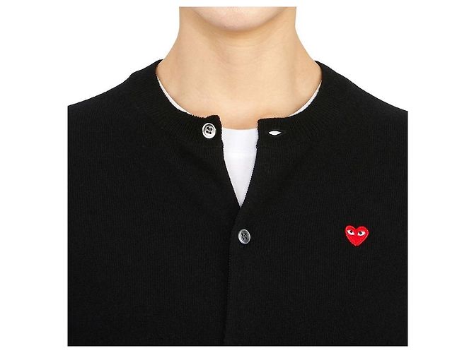 Comme Des Garcons AZ Wollstrickjacke für Damen mit Mini-Herz-Aufnäher in Rot Schwarz - Ansicht 9