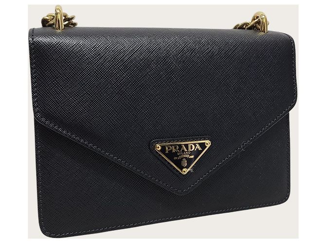 Prada Borsa a tracolla a bustina con catena e logo triangle in Saffiano nero - vista 3