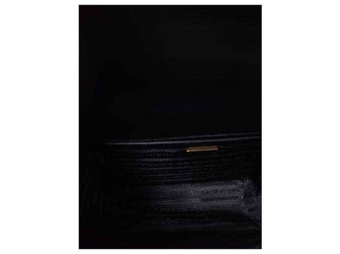Prada Borsa a tracolla a bustina con catena e logo triangle in Saffiano nero - vista 4
