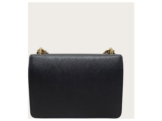 Prada Borsa a tracolla a bustina con catena e logo triangle in Saffiano nero - vista 5