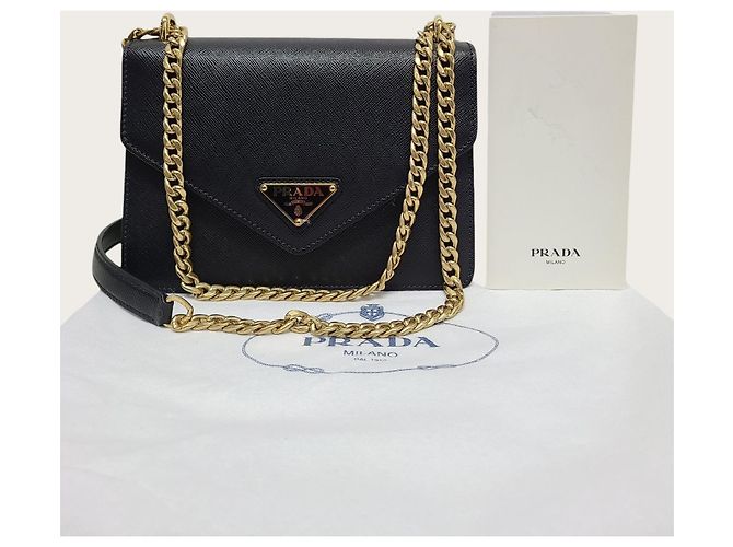 Prada Borsa a tracolla a bustina con catena e logo triangle in Saffiano nero - vista 7