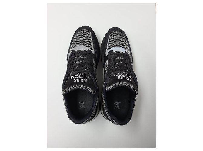 Louis Vuitton Sneakers Runaway in scamosciato e mesh nero LV - vista 6