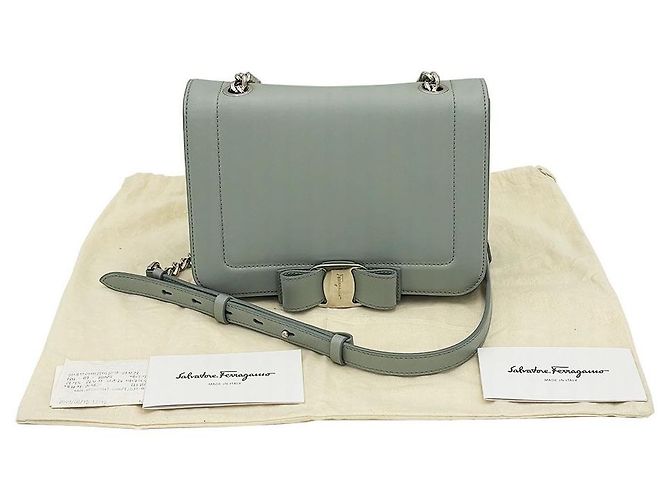 Salvatore Ferragamo Borsa a tracolla con catena, patta e fiocco Vara grigio Ferragamo Marrone - vista 3