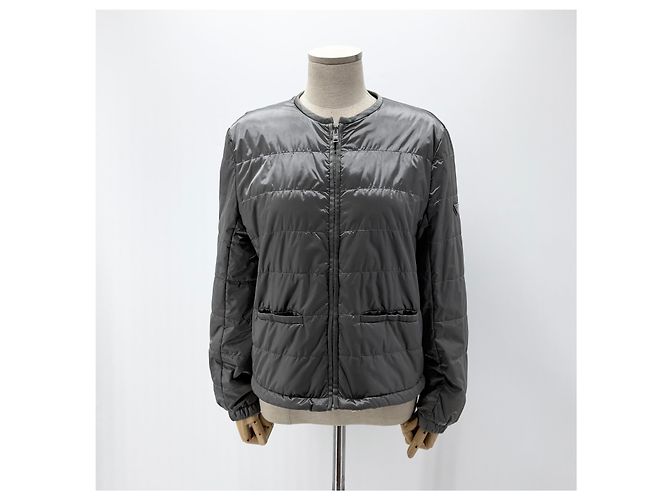 Prada Leichte Nylon-Steppjacke mit Dreieckslogo für Damen Silber - Ansicht 2