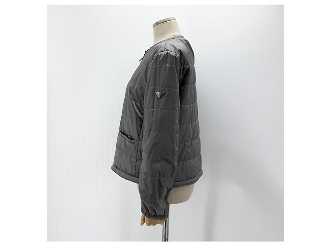 Prada Leichte Nylon-Steppjacke mit Dreieckslogo für Damen Silber - Ansicht 4