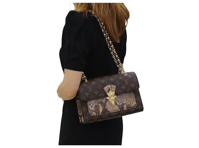 Louis Vuitton Monogramm Python Victorine Crossbody-Tasche mit Goldkette Mehrfarben - Ansicht 9