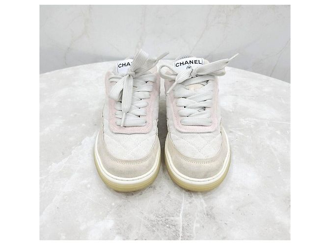 Chanel Gesteppte Sneaker aus Wildleder - Ansicht 2