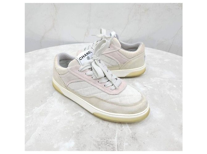 Chanel Gesteppte Sneaker aus Wildleder - Ansicht 3