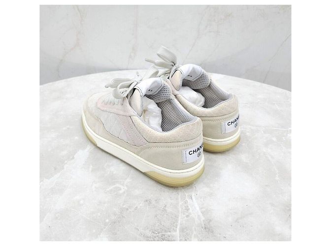 Chanel Gesteppte Sneaker aus Wildleder - Ansicht 4