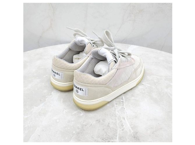 Chanel Gesteppte Sneaker aus Wildleder - Ansicht 5