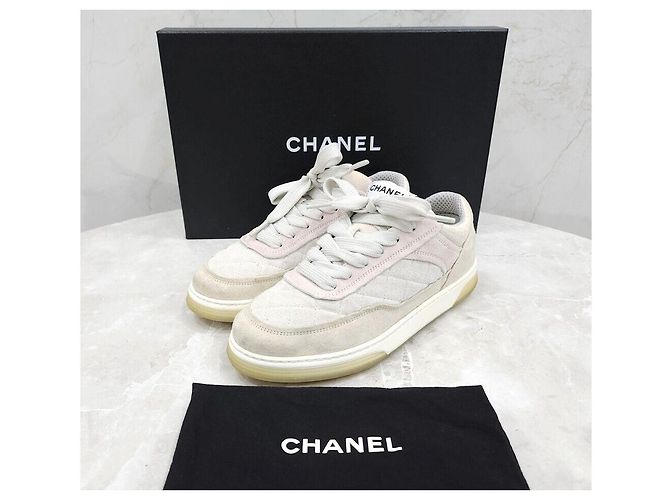 Chanel Gesteppte Sneaker aus Wildleder - Ansicht 6