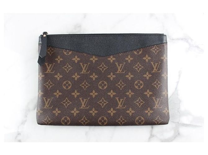 Louis Vuitton Clutch Daily Pouch Black Marrone - vista 2