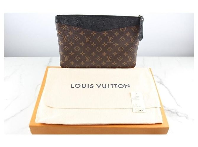 Louis Vuitton Clutch Daily Pouch Black Marrone - vista 3
