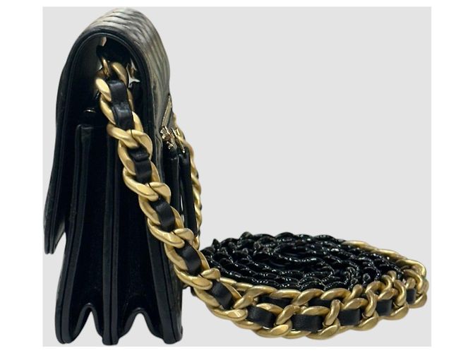 Chanel Season Candy WOC aus schwarzem Lammleder mit Goldhardware - Ansicht 4