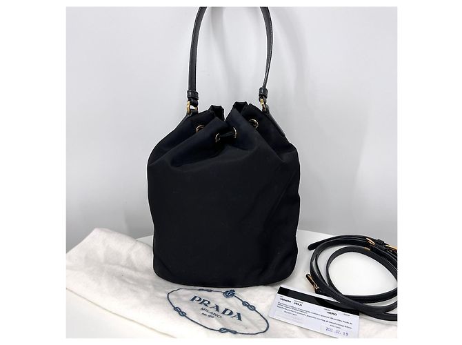 Prada Borsa bucket in nylon con logo a triangolo nero - vista 3