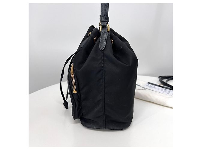 Prada Borsa bucket in nylon con logo a triangolo nero - vista 4