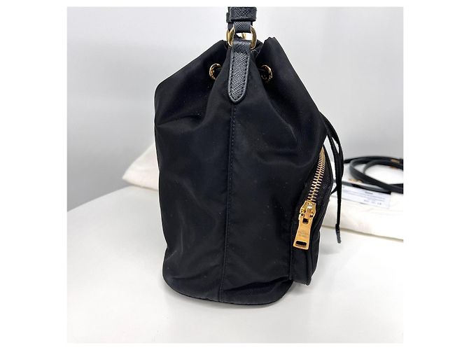 Prada Borsa bucket in nylon con logo a triangolo nero - vista 5