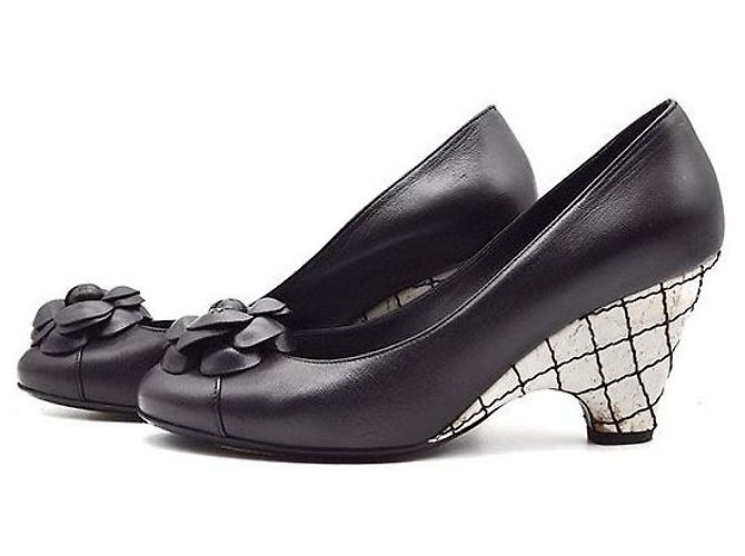 Chanel Décolleté con zeppa in sughero Camellia Nero - vista 3
