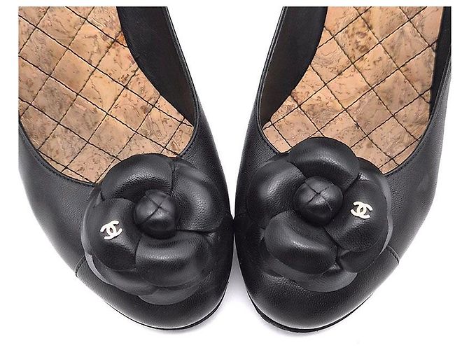 Chanel Décolleté con zeppa in sughero Camellia Nero - vista 4