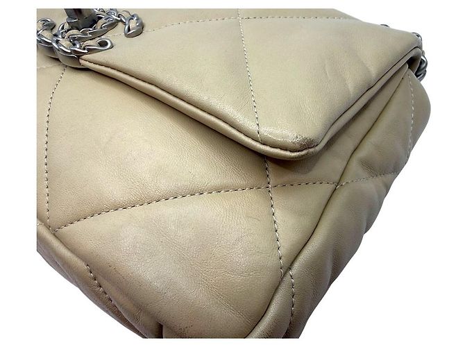 Chanel 19 Chanel Piccola borsa a tracolla in agnello beige Marrone - vista 8