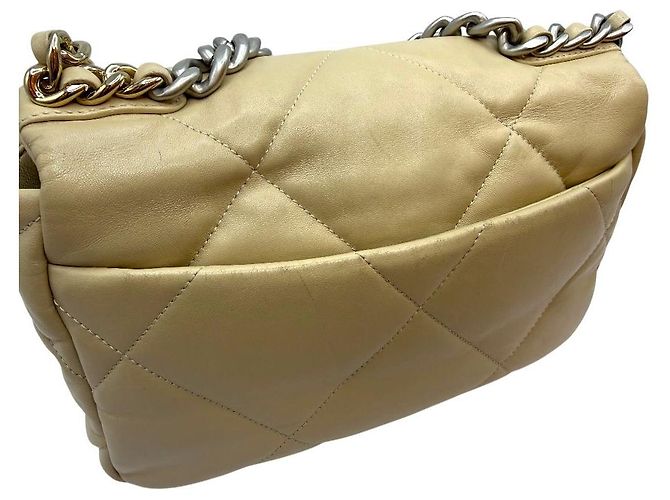 Chanel 19 Chanel Piccola borsa a tracolla in agnello beige Marrone - vista 9