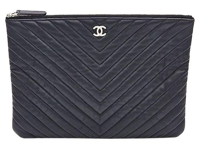 Chanel Clutch in Pelle Nera con Borchie e Chevron Nero - vista 2