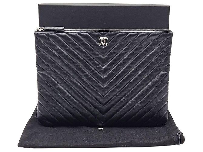 Chanel Clutch in Pelle Nera con Borchie e Chevron Nero - vista 3