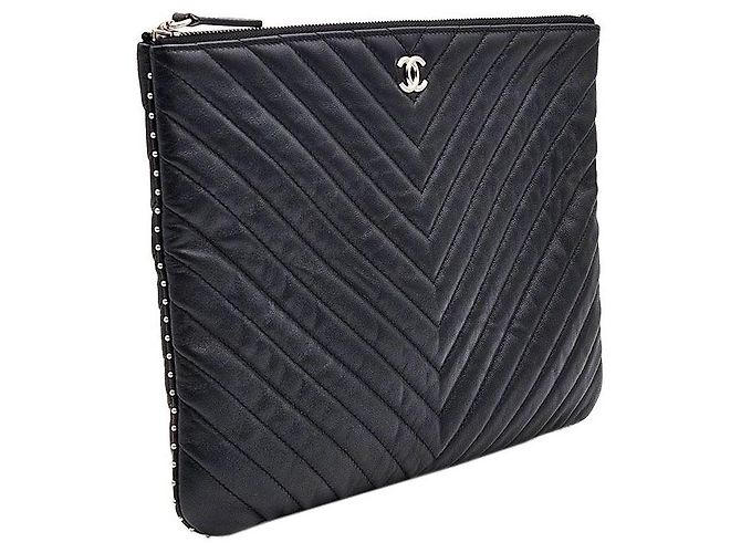 Chanel Clutch in Pelle Nera con Borchie e Chevron Nero - vista 4