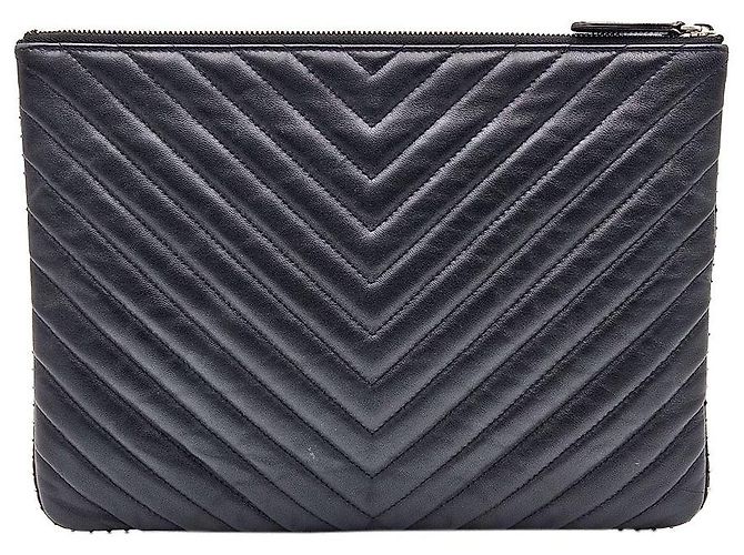 Chanel Clutch in Pelle Nera con Borchie e Chevron Nero - vista 5