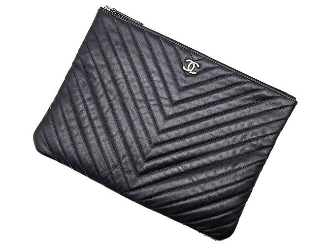 Chanel Clutch in Pelle Nera con Borchie e Chevron Nero - vista 6