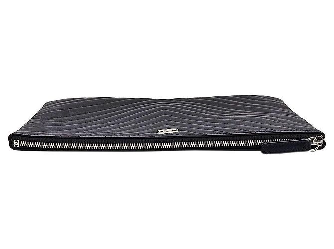 Chanel Clutch in Pelle Nera con Borchie e Chevron Nero - vista 8