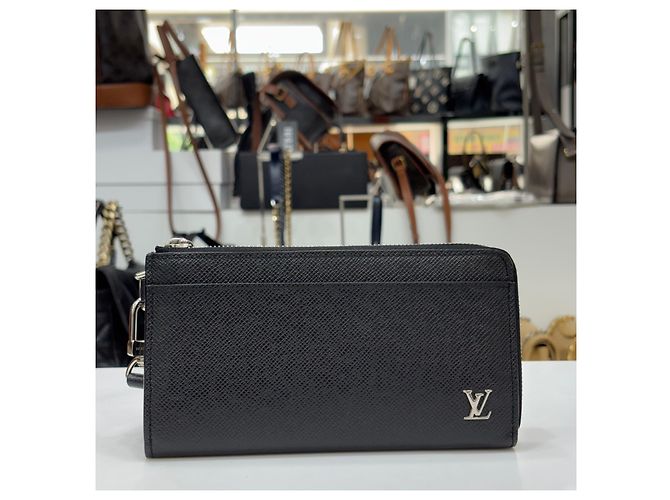 Louis Vuitton Cartera Larga Taiga Zipper Dragonne Strap Black Negro - vista 2