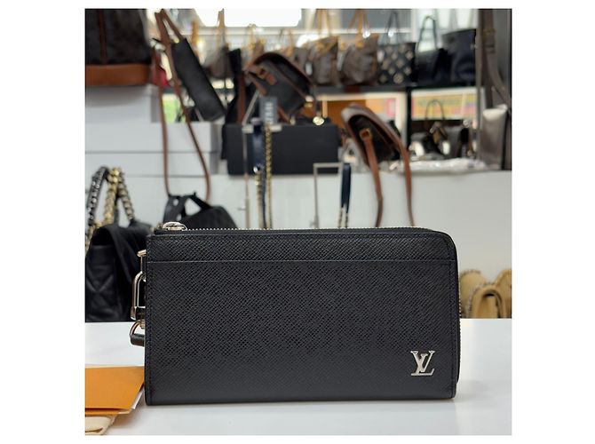 Louis Vuitton Cartera Larga Taiga Zipper Dragonne Strap Black Negro - vista 3