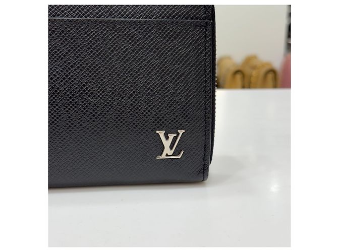 Louis Vuitton Cartera Larga Taiga Zipper Dragonne Strap Black Negro - vista 4