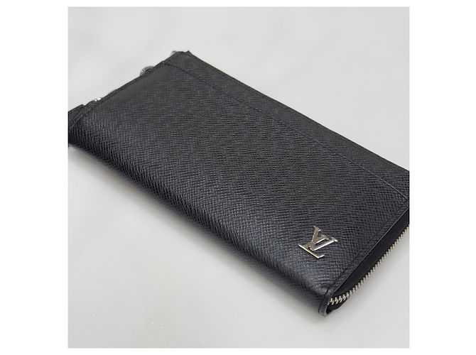 Louis Vuitton Cartera Larga Taiga Zipper Dragonne Strap Black Negro - vista 5