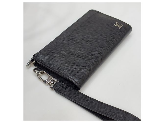 Louis Vuitton Cartera Larga Taiga Zipper Dragonne Strap Black Negro - vista 6