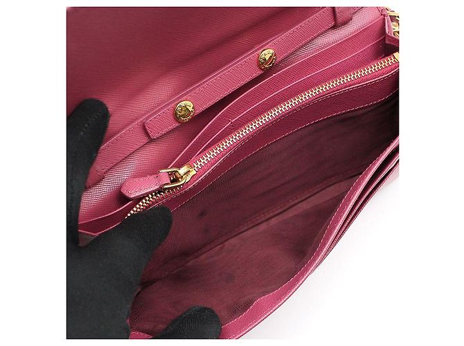 Prada Borsa Crossbody WOC in Saffiano rosa con catena dorata - vista 10