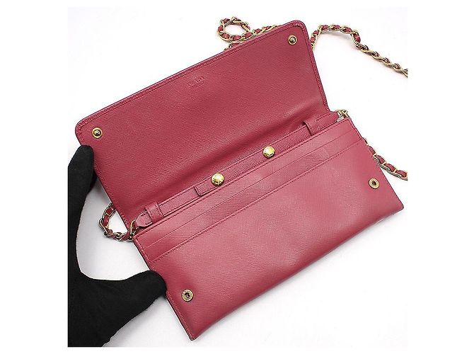 Prada Borsa Crossbody WOC in Saffiano rosa con catena dorata - vista 9