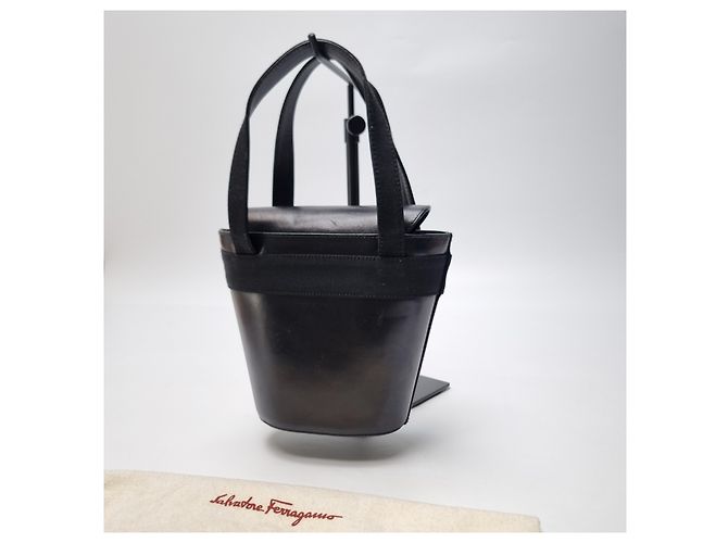 Salvatore Ferragamo Borsa a secchiello con decorazione a nastro - vista 10