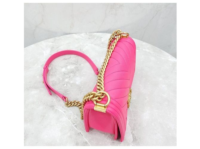 Chanel Borsa Boy in Caviar Chevron Rosa con Hardware Oro Media Nuova Interno Chip - vista 4